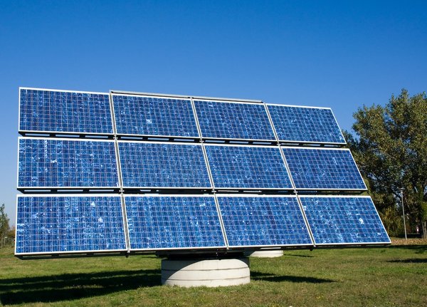 Optimisation de la production d'énergie solaire : une combinaison de panneau solaires au mur et de toit idéalement orienté