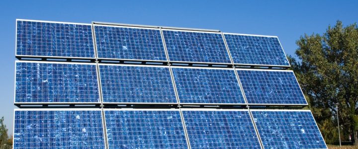 Optimisation de la production d’énergie solaire : une combinaison de panneau solaires au mur et de toit idéalement orienté